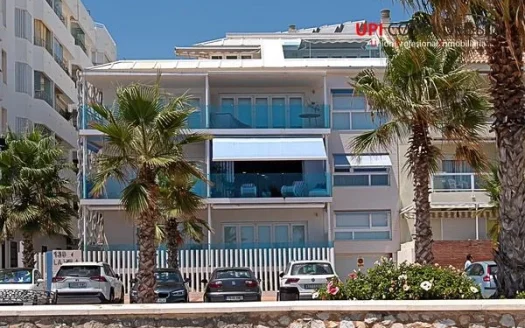 Ático de Lujo en Carvajal, Fuengirola – Terraza con Vistas al Mar y Acceso Directo a la Playa