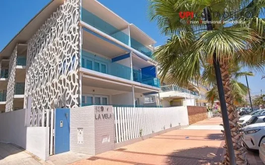 Ático de Lujo en Carvajal, Fuengirola – Terraza con Vistas al Mar y Acceso Directo a la Playa